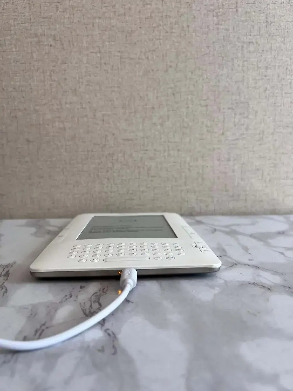 Amazon Kindle 2nd Generation E-Reader (Model D00701)